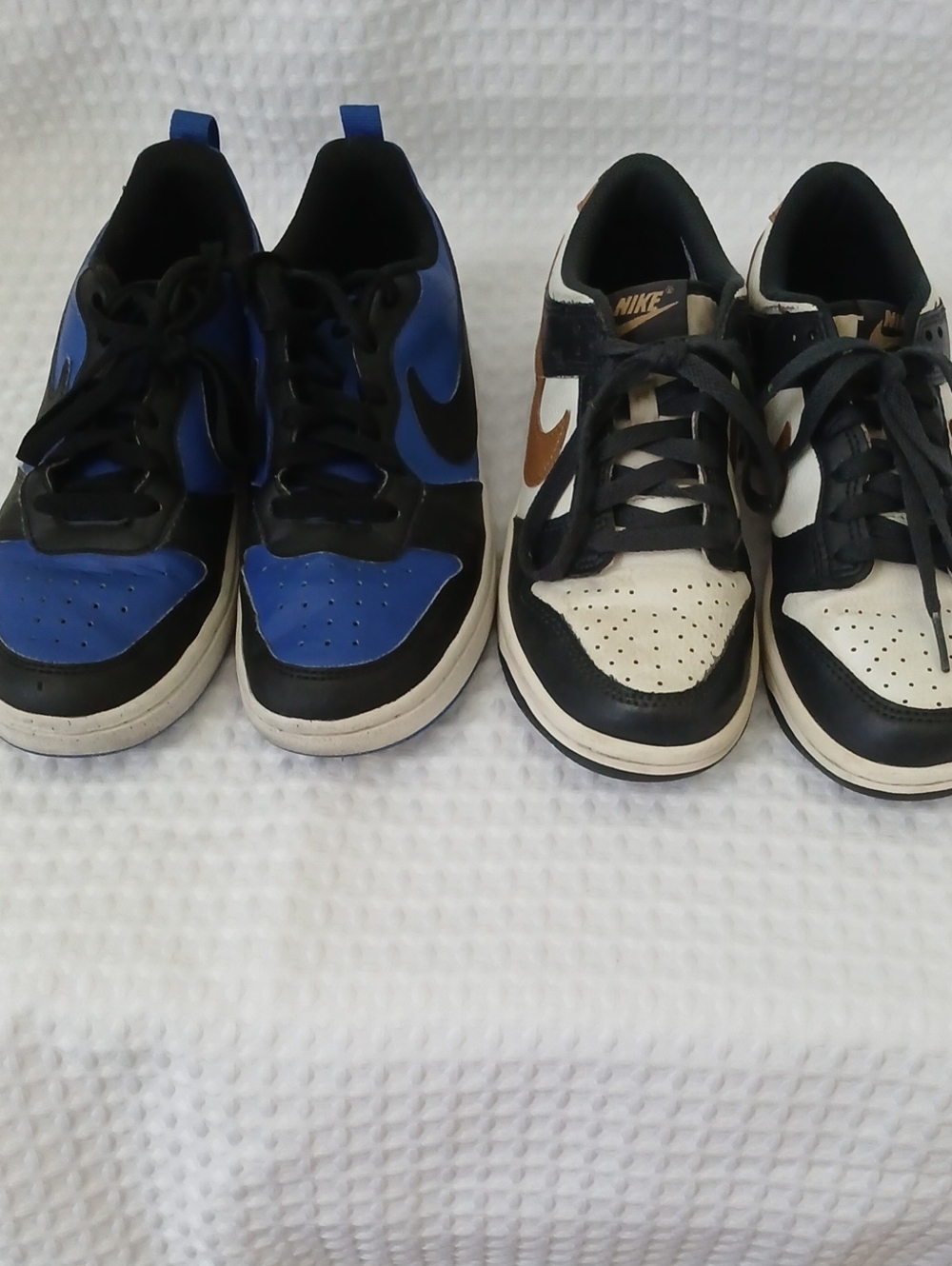 2 Pr.Nike Kids Low-Top Sneakers in Blue/Black and White/Black with Gold Swoosh